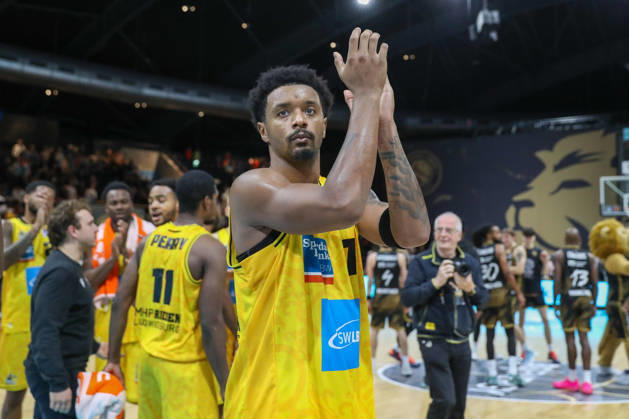 11.10.2026, xgox, Basketball - easyCredit BBL, Basketball Loewen Braunschweig - MHP RIESEN Ludwigsburg emspor, v.l. Elijah Hughes (Ludwigsburg, 7) Jubel ueber den Sieg, Jubel nach Spielende Braunschweig