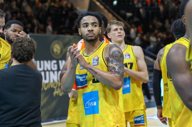 11.10.2026, xgox, Basketball - easyCredit BBL, Basketball Loewen Braunschweig - MHP RIESEN Ludwigsburg emspor, v.l. Ishmael Leggett (Ludwigsburg, 5) Jubel ueber den Sieg, Jubel nach Spielende Braunschweig