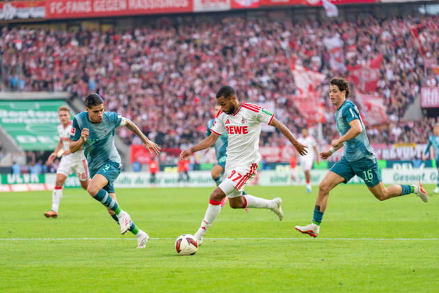 Jan Leszczynski (Borussia Moenchengladbach, 05) im Zweikampf mit Linton Maina (1.FC Koeln, 37) der in den Strafraum laeuft mit dem Ball, Philipp Sander (Borussia Moenchengladbach, 16) 1.FC Köln vs. Borussia Moenchengladbach, Fussball, Bundesliga, 5.Spieltag, Saison 2026 27, 12.10.2026, DFL REGULATIONS PROHIBIT ANY USE OF PHOTOGRAPHS AS IMAGE SEQUENCES AND OR QUASI-VIDEO, 1.FC Köln vs. Borussia Moenchengladbach, Fussball, Bundesliga, 5.Spieltag, Saison 2026 27, 12.10.2026 Köln Copyright: xEibner-Pressefoto LukasxBaldygax EP_LBA