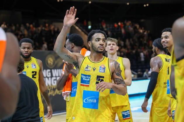 11.10.2026, xgox, Basketball - easyCredit BBL, Basketball Loewen Braunschweig - MHP RIESEN Ludwigsburg emspor, v.l. Ishmael Leggett (Ludwigsburg, 5) Jubel ueber den Sieg, Jubel nach Spielende Braunschweig