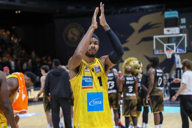 11.10.2026, xgox, Basketball - easyCredit BBL, Basketball Loewen Braunschweig - MHP RIESEN Ludwigsburg emspor, v.l. Justin Kier (Ludwigsburg, 1) Jubel ueber den Sieg, Jubel nach Spielende Braunschweig