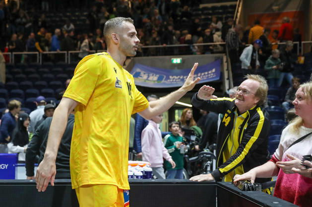 11.10.2026, xgox, Basketball - easyCredit BBL, Basketball Loewen Braunschweig - MHP RIESEN Ludwigsburg emspor, v.l. Jonas Wohlfarth Bottermann (Ludwigsburg, 18) Jubel ueber den Sieg, Jubel nach Spielende Braunschweig