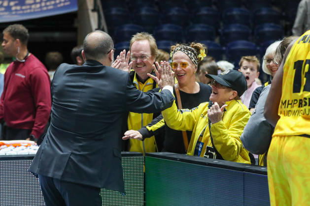 11.10.2026, xgox, Basketball - easyCredit BBL, Basketball Loewen Braunschweig - MHP RIESEN Ludwigsburg emspor, v.l. Carles Duran Ortega (Ludwigsburg, Trainer) Jubel ueber den Sieg, Jubel nach Spielende mit den Fans Braunschweig