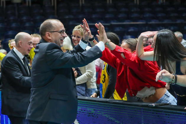 11.10.2026, xgox, Basketball - easyCredit BBL, Basketball Loewen Braunschweig - MHP RIESEN Ludwigsburg emspor, v.l. Carles Duran Ortega (Ludwigsburg, Trainer) Jubel ueber den Sieg, Jubel nach Spielende mit den Fans Braunschweig