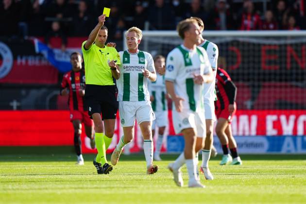 ROTTERDAM , 11-10-2026 , Stadium Woudestein , season 2026 2027 , Dutch Eredivisie football , match between Excelsior Rotterdam and FC Groningen , picture shows Referee Richard Martens shows yellow for FC Groningen Player David van der Werff Excelsior - Groningen  x208173546x Copyright: