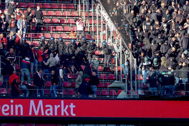 2026.10.11, xkwix, Fußball, Bundesliga, 1. FC Köln - Borussia Mönchengladbach, RheinEnergieSTADION, 5.Spieltag, Saison 2026 2027: Schlaegerei im Oberrang zwischen Koelner und Gladbacher Anhaengern wird von der Polizei aufgeloest DFB regulations prohibit any use of photographs as image sequences and or quasi-video. Photo: xKamilxWilkowskixPressefotoKochx Nordrhein-Westfalen Deutschland