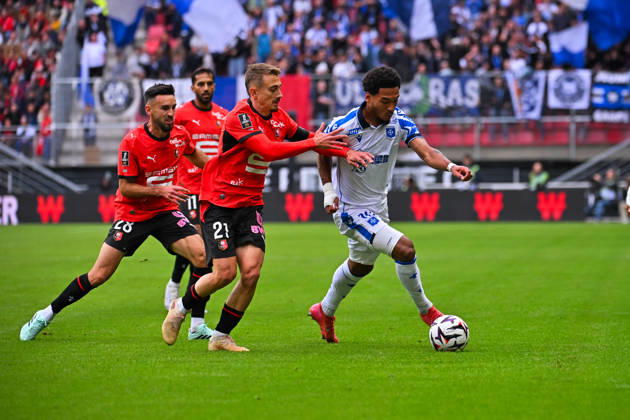 Stade Rennais FC v AJ Auxerre - Ligue 1 McDonald s 2026 2027 Adrien THOMASSON of Stade Rennais , Romain FAIVRE of Auxerre and Valentin RONGIER of Rennes during Ligue 1 McDonald s match between Rennes and Auxerre at Roazhon Park on October 11, 2026 in Rennes, France. Rennes France  Copyright: xIconxSportx 776573388