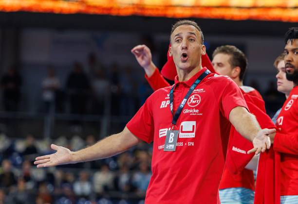 11.10.2026 - Handball - 1. Bundesliga OPEL HBL - Saison 2026 2027 - 08. Spieltag: HC Erlangen Metropolregion Nürnberg HCE - MT Melsungen - DaMa - xdaxmax - Roberto Garcia Parrondo (Trainer MT Melsungen ) gestikuliert wütend