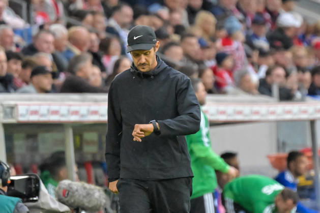 Julian Schuster (SC Freiburg, Trainer) schaut auf die Uhr. GER, SC Freiburg vs Schalke 04, Fussball, Bundesliga, 5. Spieltag, Saison 2026 2027, 11.10.2026 DFL DFB REGULATIONS PROHIBIT ANY USE OF PHOTOGRAPHS AS IMAGE SEQUENCES AND OR QUASI-VIDEO GER, SC Freiburg vs Schalke 04, Fussball, Bundesliga, 5. Spieltag, Saison 2026 2027, 11.10.2026 Freiburg Copyright: xEibner-Pressefotox EP_THS