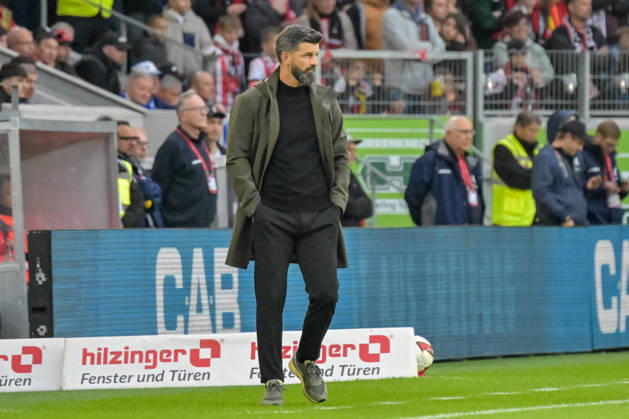 Miron Muslic (FC Schalke 04, Trainer) am Spielfeldrand mit neutraler Emotion. GER, SC Freiburg vs Schalke 04, Fussball, Bundesliga, 5. Spieltag, Saison 2026 2027, 11.10.2026 DFL DFB REGULATIONS PROHIBIT ANY USE OF PHOTOGRAPHS AS IMAGE SEQUENCES AND OR QUASI-VIDEO GER, SC Freiburg vs Schalke 04, Fussball, Bundesliga, 5. Spieltag, Saison 2026 2027, 11.10.2026 Freiburg Copyright: xEibner-Pressefotox EP_THS