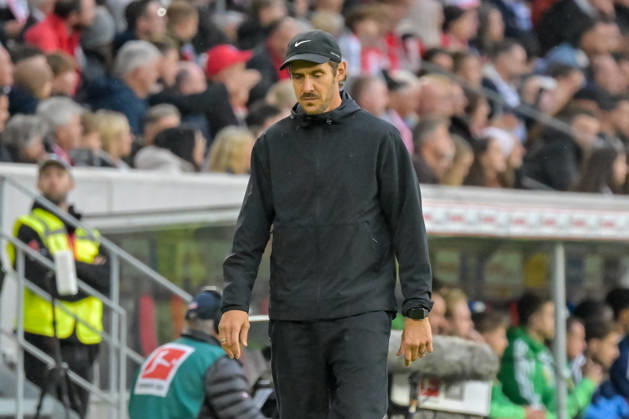 Julian Schuster (SC Freiburg, Trainer) mit neutraler Emotion. GER, SC Freiburg vs Schalke 04, Fussball, Bundesliga, 5. Spieltag, Saison 2026 2027, 11.10.2026 DFL DFB REGULATIONS PROHIBIT ANY USE OF PHOTOGRAPHS AS IMAGE SEQUENCES AND OR QUASI-VIDEO GER, SC Freiburg vs Schalke 04, Fussball, Bundesliga, 5. Spieltag, Saison 2026 2027, 11.10.2026 Freiburg Copyright: xEibner-Pressefotox EP_THS