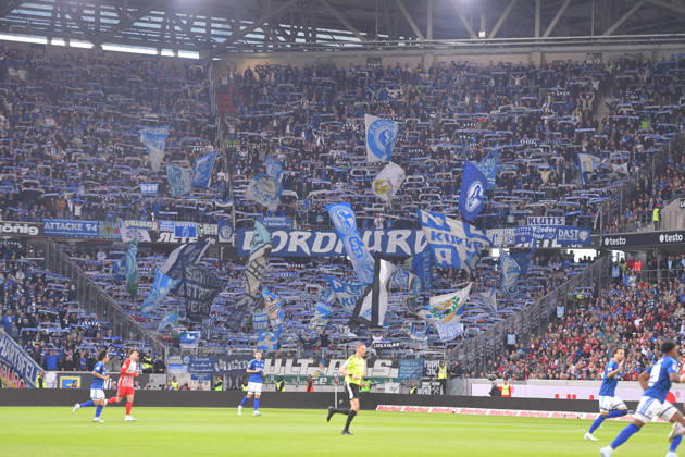 11.10.2026, xblx, Fussball 1.Bundesliga, SC Freiburg - FC Schalke 04 v.l. schalke Tribuenen, Zuschauer, Stadion, Fans, Tribuene, Raenge, Schals, Schal, Banner, Plakate, Fahne, Fahnen (DFL DFB REGULATIONS PROHIBIT ANY USE OF PHOTOGRAPHS as IMAGE SEQUENCES and or QUASI-VIDEO) Freiburg