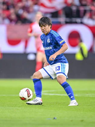 Satoshi Tanaka (FC Schalke 04) in Aktion, am Ball, Einzelaktion waehrend des spiels der 1. Bundesliga zwischen Club Freiburg und FC Schalke 04, Europa-Park Stadion am 11. October 2026 in Freiburg im Breisgau, Deutschland. (Foto von Harry Langer DeFodi Images) +++ Satoshi Tanaka (FC Schalke 04) controls the Ball during the Bundesliga match between Sport-Club Freiburg and FC Schalke 04 at Europa-Park Stadion on October 11, 2026 in Freiburg im Breisgau, Germany. (Photo by Harry Langer DeFodi Images) DFB DFL REGULATIONS PROHIBIT ANY USE OF PHOTOGRAPHS AS IMAGE SEQUENCES AND OR QUASI-VIDEO. (Photo by Harry Langer DeFodi Images) DFB DFL REGULATIONS PROHIBIT ANY USE OF PHOTOGRAPHS AS IMAGE SEQUENCES AND OR QUASI-VIDEO. -