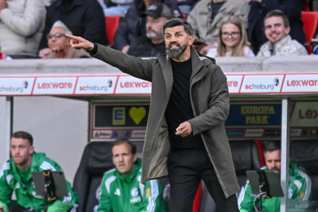 Trainer Miron Muslic (FC Schalke 04) gestikuliert, gestik waehrend des spiels der 1. Bundesliga zwischen Club Freiburg und FC Schalke 04, Europa-Park Stadion am 11. October 2026 in Freiburg im Breisgau, Deutschland. (Foto von Harry Langer DeFodi Images) +++ Trainer Miron Muslic (FC Schalke 04) gestures during the Bundesliga match between Sport-Club Freiburg and FC Schalke 04 at Europa-Park Stadion on October 11, 2026 in Freiburg im Breisgau, Germany. (Photo by Harry Langer DeFodi Images) DFB DFL REGULATIONS PROHIBIT ANY USE OF PHOTOGRAPHS AS IMAGE SEQUENCES AND OR QUASI-VIDEO. (Photo by Harry Langer DeFodi Images) DFB DFL REGULATIONS PROHIBIT ANY USE OF PHOTOGRAPHS AS IMAGE SEQUENCES AND OR QUASI-VIDEO. -