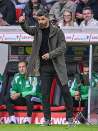 Trainer Miron Muslic (FC Schalke 04) gestikuliert, gestik waehrend des spiels der 1. Bundesliga zwischen Club Freiburg und FC Schalke 04, Europa-Park Stadion am 11. October 2026 in Freiburg im Breisgau, Deutschland. (Foto von Harry Langer DeFodi Images) +++ Trainer Miron Muslic (FC Schalke 04) gestures during the Bundesliga match between Sport-Club Freiburg and FC Schalke 04 at Europa-Park Stadion on October 11, 2026 in Freiburg im Breisgau, Germany. (Photo by Harry Langer DeFodi Images) DFB DFL REGULATIONS PROHIBIT ANY USE OF PHOTOGRAPHS AS IMAGE SEQUENCES AND OR QUASI-VIDEO. (Photo by Harry Langer DeFodi Images) DFB DFL REGULATIONS PROHIBIT ANY USE OF PHOTOGRAPHS AS IMAGE SEQUENCES AND OR QUASI-VIDEO. -