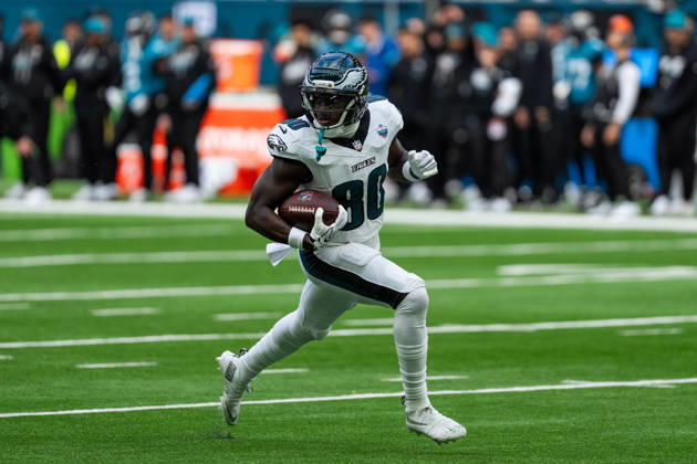 October 11, 2026, London, England, United Kingdom: Darius Cooper runs the ball towards the end zone for the Philadelphia Eagles during the NFL, American Football Herren, USA game against the Jacksonville Jaguars NFL 2026: Eagles Vs Jaguars  - ZUMAh209 20261011_zsp_h209_024 Copyright: xAlixHabibx