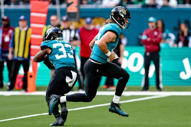 Jacksonville Jaguars v Philadelphia Eagles, International Series Jacksonville Jaguars quarterback Trevor Lawrence (16) hands off to Jacksonville Jaguars running back Bhayshul Tuten (33) during the International Series match between Jacksonville Jaguars and Philadelphia Eagles at Tottenham Hotspur Stadium, London, UK on 11 October 2026. London Tottenham Hotspur Stadium London UK Editorial use only , Copyright: xManjitxNarotrax PSI-24992-0042