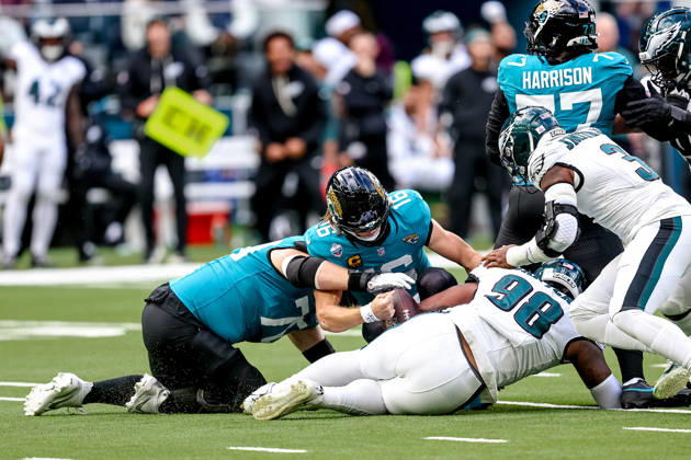 Jacksonville Jaguars v Philadelphia Eagles, International Series Jacksonville Jaguars quarterback Trevor Lawrence (16) sacked by Philadelphia Eagles defensive tackle Jalen Carter (98) during the International Series match between Jacksonville Jaguars and Philadelphia Eagles at Tottenham Hotspur Stadium, London, UK on 11 October 2026. London Tottenham Hotspur Stadium London UK Editorial use only , Copyright: xManjitxNarotrax PSI-24992-0054