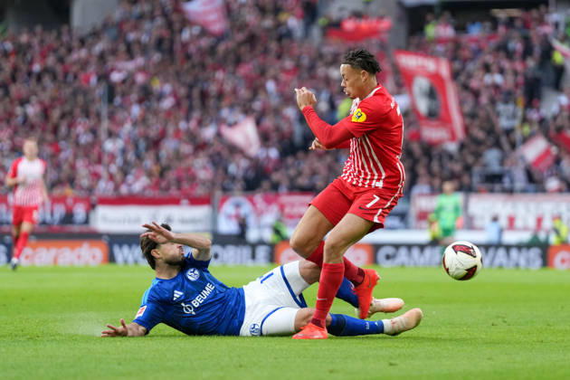 Adrian Gantenbein (FC Schalke 04, 17) im Zweikampf mit Derry Scherhant (SC Freiburg, 07) , Deutschland, Fussball, 1. Bundesliga, 5.Spieltag, 2026 2027, SC Freiburg vs. FC Schalke 04, 11.10.2026, Europa-Park Stadion, Freiburg Freiburg Europa-Park Stadion Baden-Württemberg Deutschland Copyright: xArnexAmbergx
