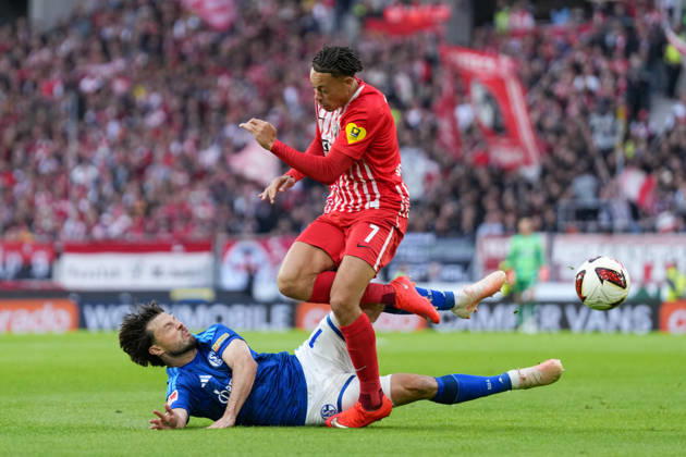 Adrian Gantenbein (FC Schalke 04, 17) im Zweikampf mit Derry Scherhant (SC Freiburg, 07) , Deutschland, Fussball, 1. Bundesliga, 5.Spieltag, 2026 2027, SC Freiburg vs. FC Schalke 04, 11.10.2026, Europa-Park Stadion, Freiburg Freiburg Europa-Park Stadion Baden-Württemberg Deutschland Copyright: xArnexAmbergx