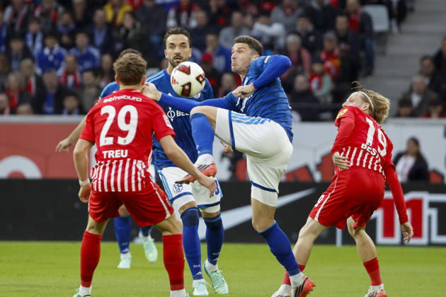 Philipp Treu (SC Freiburg, 29), Kenan Karaman (FC Schalke, 19), Robin Gosens (FC Schalke, 08) und Niklas Beste (SC Freiburg, 19) im Kampf um den Ball , Deutschland, Fussball, 1. Bundesliga, 5.Spieltag, 2026 2027, SC Freiburg vs. FC Schalke 04, 11.10.2026, Freiburg im Breisgau Europa-Park Stadion Deutschland Copyright: xGrantxHubbsx