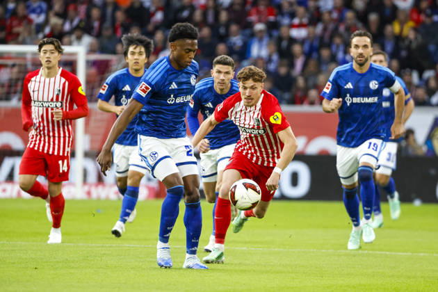 Junior Adamu (FC Schalke, 20) und Philipp Treu (SC Freiburg, 29) im Laufduell , Deutschland, Fussball, 1. Bundesliga, 5.Spieltag, 2026 2027, SC Freiburg vs. FC Schalke 04, 11.10.2026, Freiburg im Breisgau Europa-Park Stadion Deutschland Copyright: xGrantxHubbsx