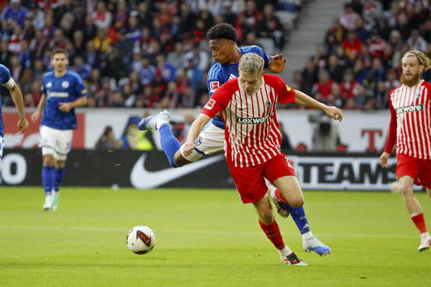 Junior Adamu (FC Schalke, 20) und Matthias Ginter (SC Freiburg, 28) im Zweikampf , Deutschland, Fussball, 1. Bundesliga, 5.Spieltag, 2026 2027, SC Freiburg vs. FC Schalke 04, 11.10.2026, Freiburg im Breisgau Europa-Park Stadion Deutschland Copyright: xGrantxHubbsx