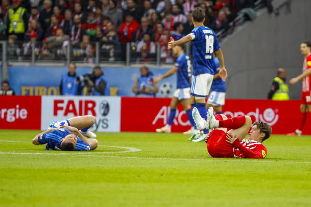Hasan Kurucay (FC Schalke, 04) und Yuito Suzuki (SC Freiburg, 14) verletzt am Boden , Deutschland, Fussball, 1. Bundesliga, 5.Spieltag, 2026 2027, SC Freiburg vs. FC Schalke 04, 11.10.2026, Freiburg im Breisgau Europa-Park Stadion Deutschland Copyright: xGrantxHubbsx