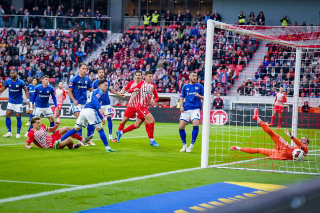 Deutschland: Fußball Bundesliga 2026 - 2027, 5. Spieltag - SC Freiburg - FC Schalke 04 - Europa-Park-Stadion (Freiburg): Tor und Torschuss zum 1:0 durch Maximilian Eggestein (SC Freiburg, 8), Loris Karius (FC Schalke 04, 1) kann den Ball nur noch im Tor nachschauen. Copyright: xJOERANxSTEINSIEKx