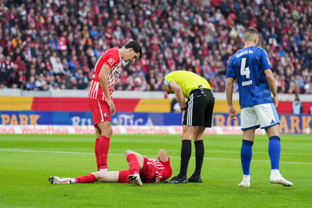 1. Bundesliga: SC Freiburg vs FC Schalke 04, 11.10.2026 Matthias Ginter (SC Freiburg, 28) der nach einem Kopfballduell am Boden bleibt und Martin Petersen (Schiedsrichter) nach ihm schaut 1. Bundesliga: SC Freiburg vs FC Schalke 04, Europa-Park-Stadion, 11.10.2026 DFB DFL REGULATIONS PROHIBIT ANY USE OF PHOTOGRAPHS AS IMAGE SEQUENCES AND OR QUASI-VIDEO. Copyright: xBEAUTIFULxSPORTS Boscox