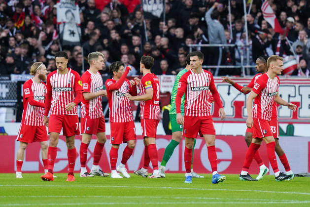 1. Bundesliga: SC Freiburg vs FC Schalke 04, 11.10.2026 Die Freiburger die sich vor dem Spiel abklatschen 1. Bundesliga: SC Freiburg vs FC Schalke 04, Europa-Park-Stadion, 11.10.2026 DFB DFL REGULATIONS PROHIBIT ANY USE OF PHOTOGRAPHS AS IMAGE SEQUENCES AND OR QUASI-VIDEO. Copyright: xBEAUTIFULxSPORTS Boscox