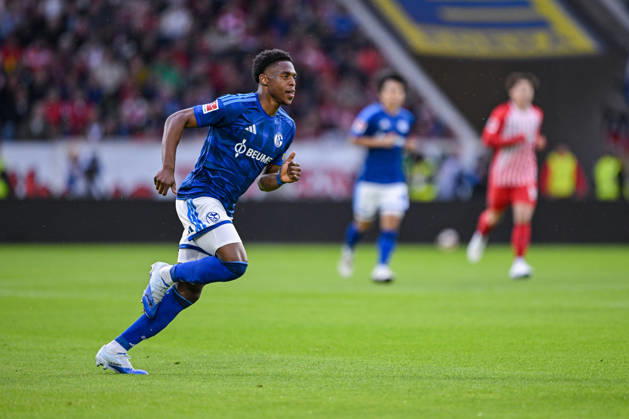 11.10.2026, Fussball, Saison 2026 2027, Bundesliga, SC Freiburg - FC Schalke 04, Junior Adamu (FC Schalke 04) xRHR-FOTO YYx Copyright: KROEGER RHR-FOTOx RHR-FOTO YY