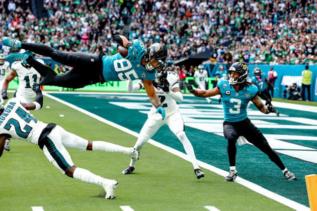 Jacksonville Jaguars v Philadelphia Eagles, International Series Jacksonville Jaguars tight end Brenton Strange (85) tries to jump for touchdown but is short during the International Series match between Jacksonville Jaguars and Philadelphia Eagles at Tottenham Hotspur Stadium, London, UK on 11 October 2026. London Tottenham Hotspur Stadium London UK Editorial use only , Copyright: xManjitxNarotrax PSI-24992-0069