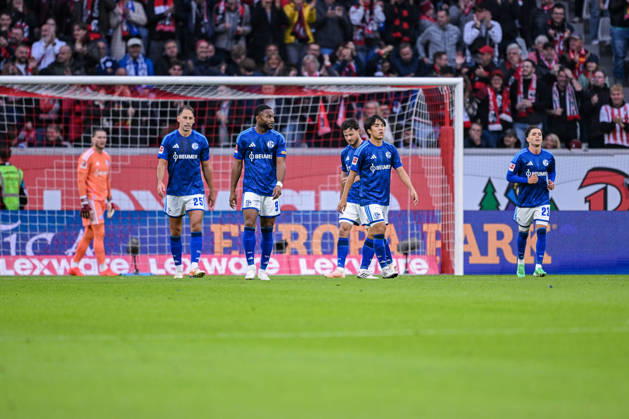 11.10.2026, Fussball, Saison 2026 2027, Bundesliga, SC Freiburg - FC Schalke 04, Die Spieler des FC Schalke 04 sind nach dem Gegentor enttäuscht, xRHR-FOTO YYx Copyright: KROEGER RHR-FOTOx RHR-FOTO YY