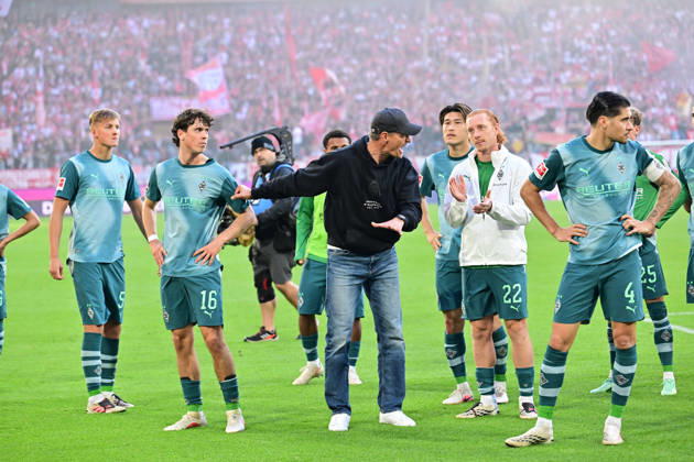 11.10.2026; Koeln; Fussball, Herren, Saison 2026 2027, 1. FC Koeln vs. Borussia Moenchengladbach Riesenenttaeuschung Enttaeuschung nach Spielende bei den Gladbachern in der Fankurve. Alexander Blessin (Trainer Gladbach, Mitte) holt Spieler zurueck, die schon den Platz verlassen wollten DFL regulations prohibit any use of photographs as image sequences and or quasi-video. Rhein-Energie-Stadion Nordrhein-Westfalen Deutschland