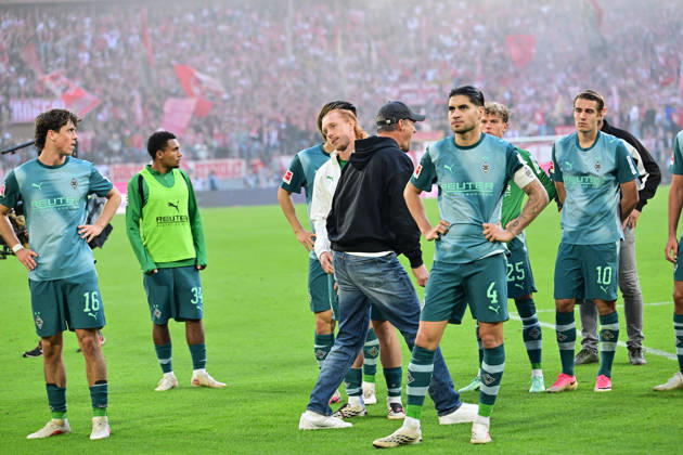 11.10.2026; Koeln; Fussball, Herren, Saison 2026 2027, 1. FC Koeln vs. Borussia Moenchengladbach Riesenenttaeuschung Enttaeuschung nach Spielende bei den Gladbachern in der Fankurve. Alexander Blessin (Trainer Gladbach, Mitte) holt Spieler zurueck, die schon den Platz verlassen wollten DFL regulations prohibit any use of photographs as image sequences and or quasi-video. Rhein-Energie-Stadion Nordrhein-Westfalen Deutschland