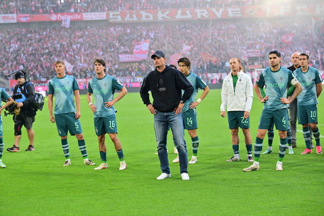 11.10.2026; Koeln; Fussball, Herren, Saison 2026 2027, 1. FC Koeln vs. Borussia Moenchengladbach Riesenenttaeuschung Enttaeuschung nach Spielende bei den Gladbachern in der Fankurve. In der Mitte Alexander Blessin (Trainer Gladbach) DFL regulations prohibit any use of photographs as image sequences and or quasi-video. Rhein-Energie-Stadion Nordrhein-Westfalen Deutschland