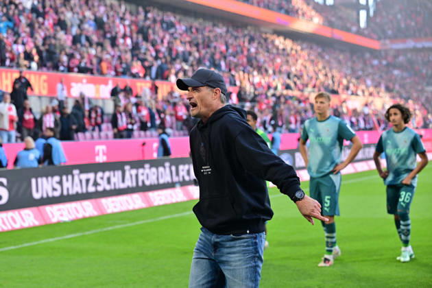 11.10.2026; Koeln; Fussball, Herren, Saison 2026 2027, 1. FC Koeln vs. Borussia Moenchengladbach Alexander Blessin (Trainer Gladbach) nach Spielende in der Fankurve: er diskutiert mit den Ultras DFL regulations prohibit any use of photographs as image sequences and or quasi-video. Rhein-Energie-Stadion Nordrhein-Westfalen Deutschland