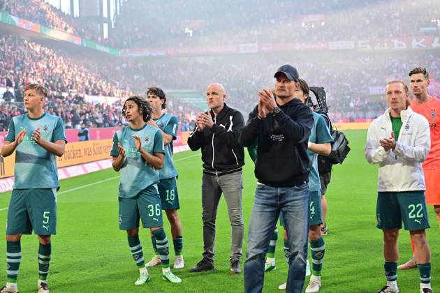 11.10.2026; Koeln; Fussball, Herren, Saison 2026 2027, 1. FC Koeln vs. Borussia Moenchengladbach Riesenenttaeuschung Enttaeuschung nach Spielende bei den Gladbachern in der Fankurve. Vorne rechts Alexander Blessin (Trainer Gladbach); hinten links Rouven Schroeder (Head of Sports, Gladbach) DFL regulations prohibit any use of photographs as image sequences and or quasi-video. Rhein-Energie-Stadion Nordrhein-Westfalen Deutschland