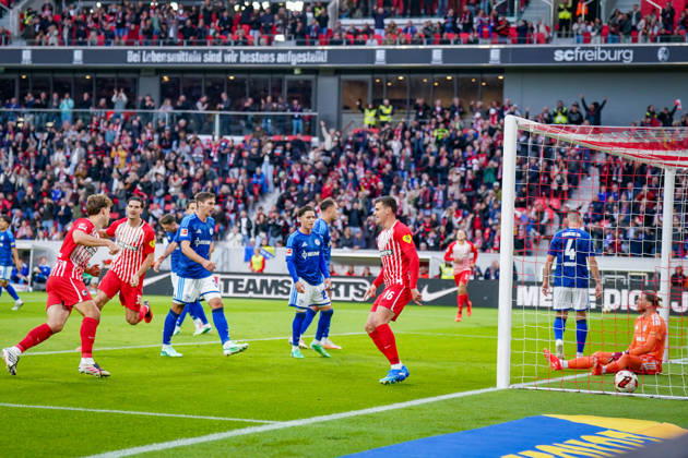 Deutschland: Fußball Bundesliga 2026 - 2027, 5. Spieltag - SC Freiburg - FC Schalke 04 - Europa-Park-Stadion (Freiburg): Tor und Torjubel zum 1:0 durch Maximilian Eggestein (SC Freiburg, 8) Freude, Emotionen, Jubel Copyright: xJOERANxSTEINSIEKx