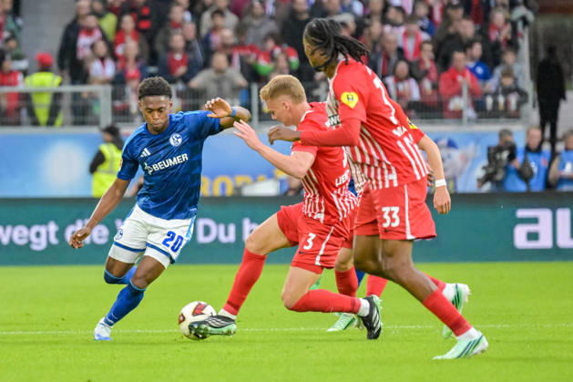 Junior Adamu (FC Schalke 04, 20), Philipp Lienhart (SC Freiburg, 03) im Duell. Jordy Makengo (SC Freiburg, 33) im Vordergrund GER, SC Freiburg vs Schalke 04, Fussball, Bundesliga, 5. Spieltag, Saison 2026 2027, 11.10.2026 DFL DFB REGULATIONS PROHIBIT ANY USE OF PHOTOGRAPHS AS IMAGE SEQUENCES AND OR QUASI-VIDEO GER, SC Freiburg vs Schalke 04, Fussball, Bundesliga, 5. Spieltag, Saison 2026 2027, 11.10.2026 Freiburg Copyright: xEibner-Pressefotox EP_THS