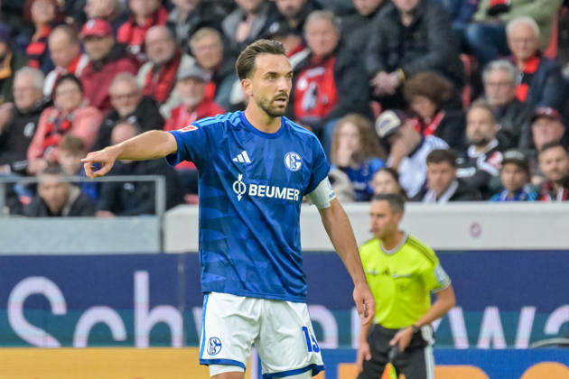 Kenan Karaman (FC Schalke 04, 19) mit Gestik. GER, SC Freiburg vs Schalke 04, Fussball, Bundesliga, 5. Spieltag, Saison 2026 2027, 11.10.2026 DFL DFB REGULATIONS PROHIBIT ANY USE OF PHOTOGRAPHS AS IMAGE SEQUENCES AND OR QUASI-VIDEO GER, SC Freiburg vs Schalke 04, Fussball, Bundesliga, 5. Spieltag, Saison 2026 2027, 11.10.2026 Freiburg Copyright: xEibner-Pressefotox EP_THS