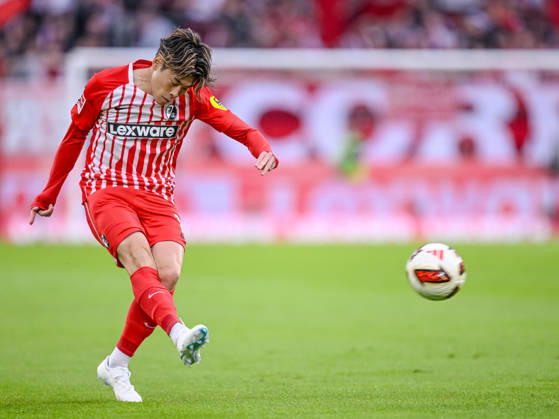 Yuito Suzuki (SC Freiburg) in Aktion, am Ball, Einzelaktion waehrend des spiels der 1. Bundesliga zwischen Club Freiburg und FC Schalke 04, Europa-Park Stadion am 11. October 2026 in Freiburg im Breisgau, Deutschland. (Foto von Harry Langer DeFodi Images) +++ Yuito Suzuki (SC Freiburg) controls the Ball during the Bundesliga match between Sport-Club Freiburg and FC Schalke 04 at Europa-Park Stadion on October 11, 2026 in Freiburg im Breisgau, Germany. (Photo by Harry Langer DeFodi Images) DFB DFL REGULATIONS PROHIBIT ANY USE OF PHOTOGRAPHS AS IMAGE SEQUENCES AND OR QUASI-VIDEO. (Photo by Harry Langer DeFodi Images) DFB DFL REGULATIONS PROHIBIT ANY USE OF PHOTOGRAPHS AS IMAGE SEQUENCES AND OR QUASI-VIDEO. -