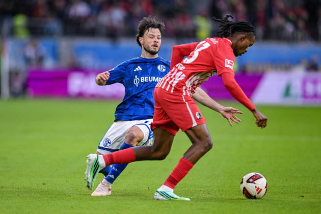 11.10.2026, Fussball, Saison 2026 2027, Bundesliga, SC Freiburg - FC Schalke 04, Adrian Gantenbein (FC Schalke 04), Jordy Makengo (SC Freiburg) xRHR-FOTO YYx Copyright: KROEGER RHR-FOTOx RHR-FOTO YY