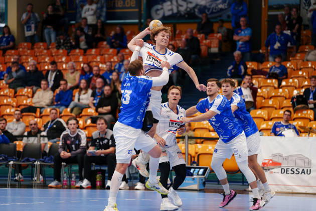 2. Handball-Bundesliga - 7. Spieltag: Dessau-Roßlauer HV 06 - VfL Lübeck-Schwartau Magnus Holpert (VfL Lübeck-Schwartau, 22) wird gehalten von Valentin Neagu (Dessau-Roßlauer HV 06, 13) am 11.10.2026 in der Anhalt-Arena, Dessau-Roßlau (Sachsen-Anhalt) Dessau-Roßlau Anhalt-Arena Sachsen-Anhalt Deutschland