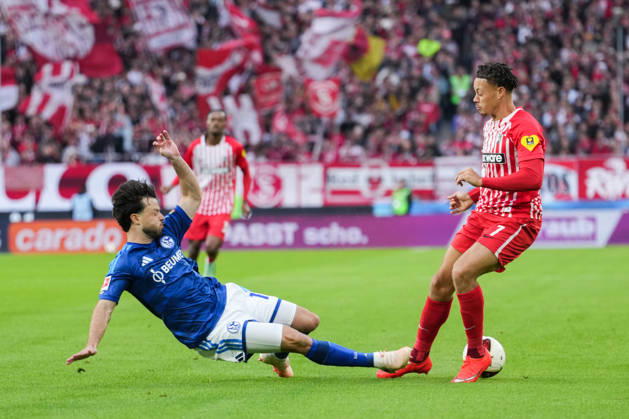 1. Bundesliga: SC Freiburg vs FC Schalke 04, 11.10.2026 Zweikampf zwischen Adrian Gantenbein (FC Schalke 04, 17) und Derry Scherhant (SC Freiburg, 7) 1. Bundesliga: SC Freiburg vs FC Schalke 04, Europa-Park-Stadion, 11.10.2026 DFB DFL REGULATIONS PROHIBIT ANY USE OF PHOTOGRAPHS AS IMAGE SEQUENCES AND OR QUASI-VIDEO. Copyright: xBEAUTIFULxSPORTS Boscox
