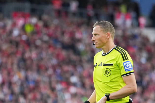 1. Bundesliga: SC Freiburg vs FC Schalke 04, 11.10.2026 Martin Petersen (Schiedsrichter) 1. Bundesliga: SC Freiburg vs FC Schalke 04, Europa-Park-Stadion, 11.10.2026 DFB DFL REGULATIONS PROHIBIT ANY USE OF PHOTOGRAPHS AS IMAGE SEQUENCES AND OR QUASI-VIDEO. Copyright: xBEAUTIFULxSPORTS Boscox