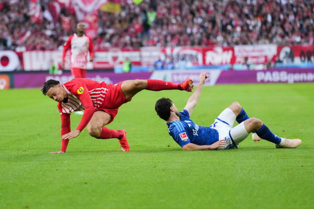 1. Bundesliga: SC Freiburg vs FC Schalke 04, 11.10.2026 Zweikampf zwischen Adrian Gantenbein (FC Schalke 04, 17) und Derry Scherhant (SC Freiburg, 7) 1. Bundesliga: SC Freiburg vs FC Schalke 04, Europa-Park-Stadion, 11.10.2026 DFB DFL REGULATIONS PROHIBIT ANY USE OF PHOTOGRAPHS AS IMAGE SEQUENCES AND OR QUASI-VIDEO. Copyright: xBEAUTIFULxSPORTS Boscox