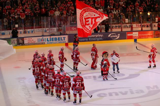 Sahnpark Crimmitschau 11.10.2026 Saison 2026 27 Eishockey 2. Bundesliga Hauptrunde Spiel 8. Kunsteisstadion Sachsen Sachsenderby Derby Eispiraten Eispiraten - Bietigheim Steelers Einlauf der Eispiraten Crimmitschau Sachsen Germany