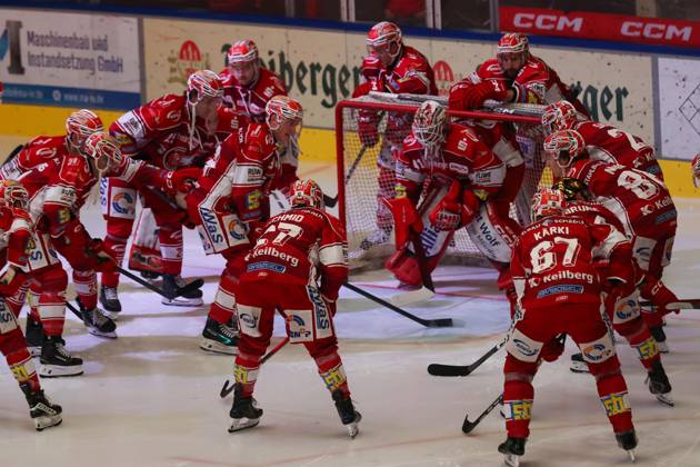 Sahnpark Crimmitschau 11.10.2026 Saison 2026 27 Eishockey 2. Bundesliga Hauptrunde Spiel 8. Kunsteisstadion Sachsen Sachsenderby Derby Eispiraten Eispiraten - Bietigheim Steelers Eispiraten versammeln sich am Tor Crimmitschau Sachsen Germany